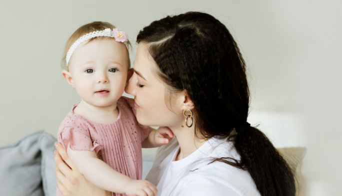 育兒嫂怎么教寶寶學(xué)會謙讓？(育兒嫂把小孩帶好的方法)